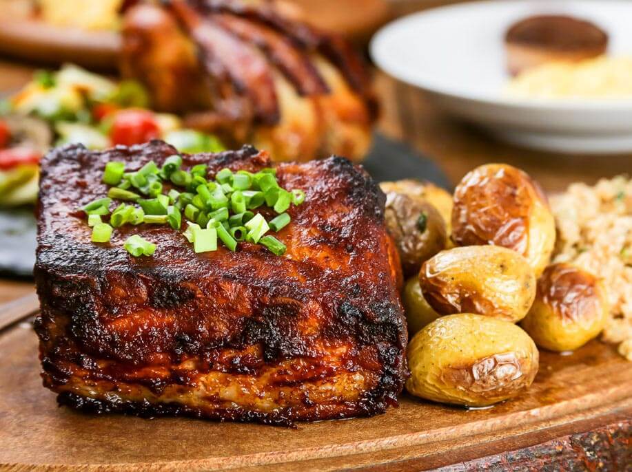 Costelinha ao molho de barbecue com batatas e farofa para Instituto Franco Brasileiro de Gastronomia, fotografia de comida