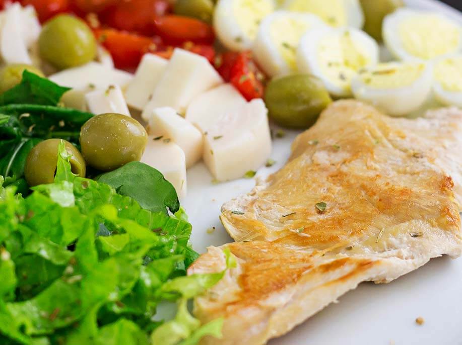 Salada com filé de frango Café Aroma, fotografia de comida