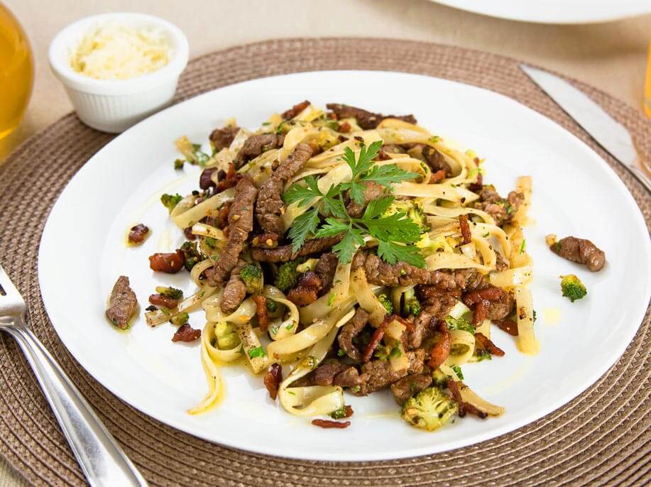Macarrão com iscas de carne Casa da Esfiha, fotografia de comida